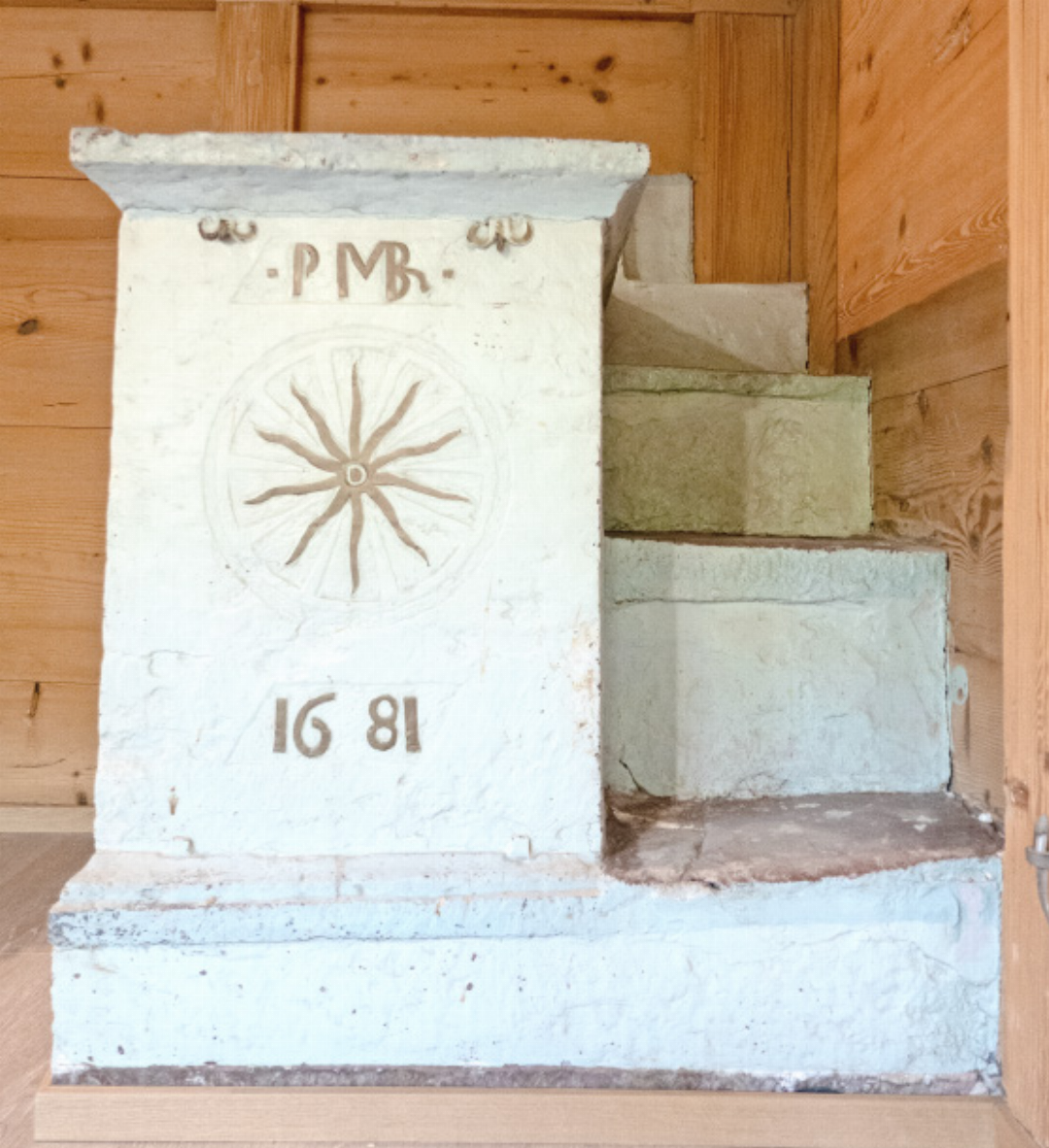 Die passenden Initialen und die Jahrzahl auf dem originalen Stockofen in der Stube sind ein Indiz dafür, dass Peter Matti und seine Frau Barbara Rägerz das Haus erbauen liessen: PMBR. Die passenden Initialen und die Jahrzahl auf dem originalen Stockofen in der Stube sind ein Indiz dafür, dass Peter Matti und seine Frau Barbara Rägerz das Haus erbauen liessen: PMBR.
