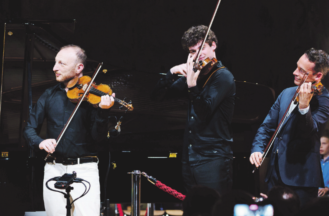 Sonst treffen sie sich nur einmal im Jahr im privatenRahmen, nun standen sie beimViolinenvergleich erstmals öffentlich auf einer Bühne: einige der Mitglieder vonDavid Garretts Del-Gesù-Club. FOTOS: MENUHIN FESTIVAL GSTAAD/RAPHAEL FAUX PHOTOGRAPHY Sonst treffen sie sich nur einmal im Jahr im privatenRahmen, nun standen sie beimViolinenvergleich erstmals öffentlich auf einer Bühne: einige der Mitglieder vonDavid Garretts Del-Gesù-Club. FOTOS: MENUHIN FESTIVAL GSTAAD/RAPHAEL FAUX PHOTOGRAPHY