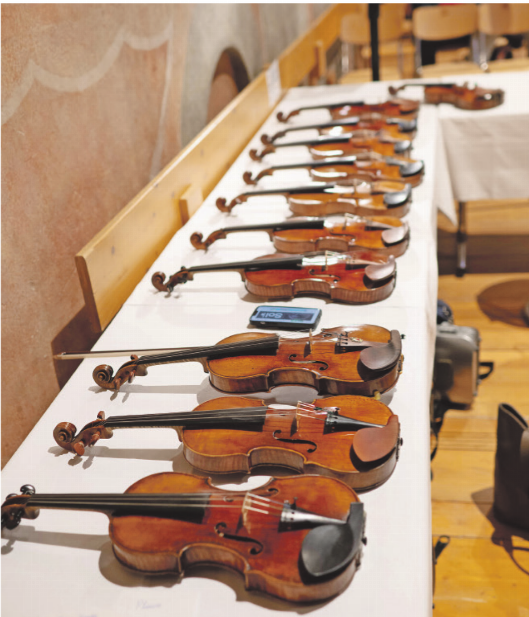 26 Violinen im Wert von über 250 Millionen Dollar warteten auf ihren Einsatz. Neben 21 Guarneri-Geigen waren auch vier Stradivari und eine Carlo-Bergonzi-Violine zu hören. 26 Violinen im Wert von über 250 Millionen Dollar warteten auf ihren Einsatz. Neben 21 Guarneri-Geigen waren auch vier Stradivari und eine Carlo-Bergonzi-Violine zu hören.