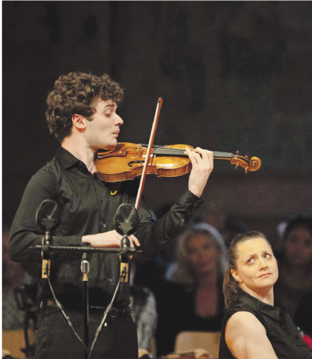 Wenige Minuten Vorspielzeit. Andrea Cicalese gibt sich ganz dem Spiel hin. Pianistin Julia Okruashvili begleitete während zweieinhalb Stunden die zahlreichen kurzen Stücke am Klavier. Wenige Minuten Vorspielzeit. Andrea Cicalese gibt sich ganz dem Spiel hin. Pianistin Julia Okruashvili begleitete während zweieinhalb Stunden die zahlreichen kurzen Stücke am Klavier.