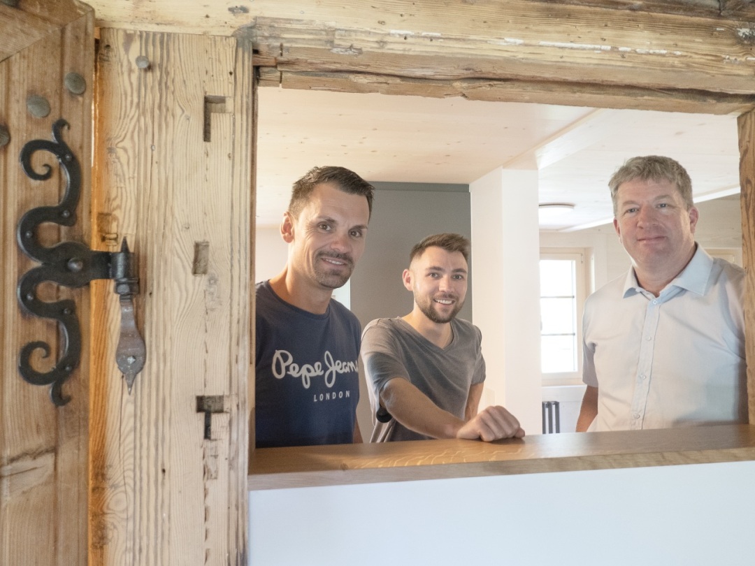 Für die Arbeiten im Walischi-Haus zeichneten Projektleiter Liegenschaften Benjamin Adams, Benedikt Ast von Germann Architektur AG sowie Kaspar Westemeier verantwortlich. FOTOS: MARTIN GURTNER-DUPERREX Für die Arbeiten im Walischi-Haus zeichneten Projektleiter Liegenschaften Benjamin Adams, Benedikt Ast von Germann Architektur AG sowie Kaspar Westemeier verantwortlich. FOTOS: MARTIN GURTNER-DUPERREX