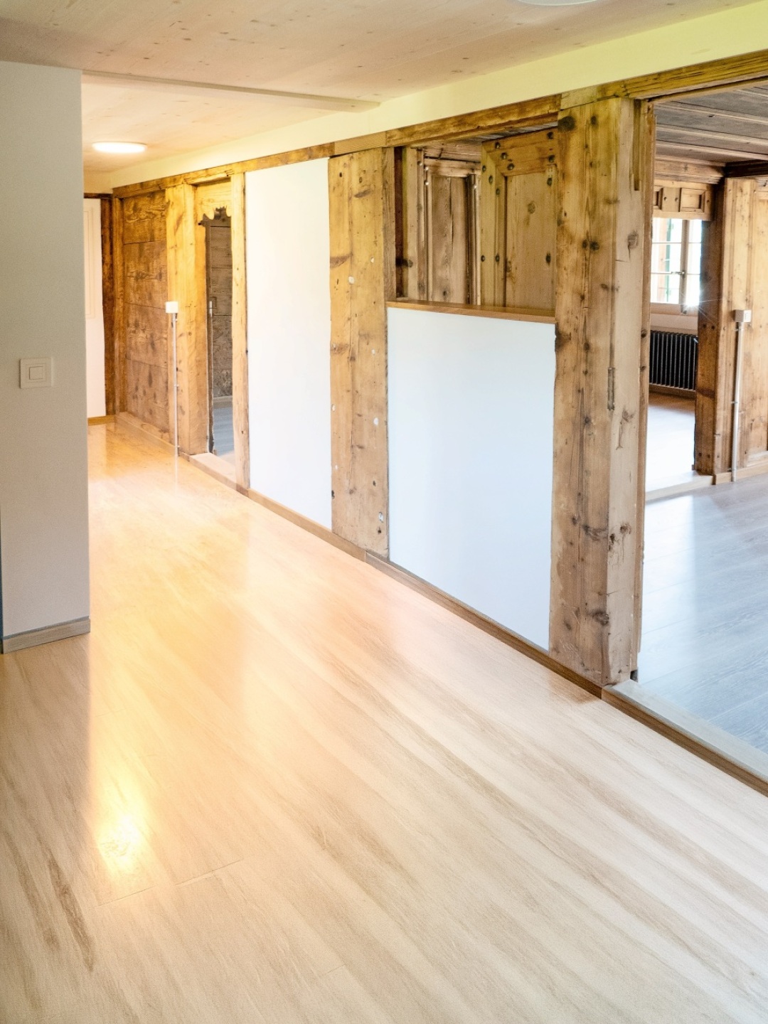 Im Walischi-Haus: Ansicht von der modernen Küche aus. Neu sind die Küchenholzdecke, sämtliche Böden und die originelle Öffnung in der Wand zur Wohnstube, wo die Fensterinnenwand und Fenster zu Isolationszwecken neu erstellt wurden. Die beiden historischen Stuben wurden sonst im Originalzustand belassen. Im Walischi-Haus: Ansicht von der modernen Küche aus. Neu sind die Küchenholzdecke, sämtliche Böden und die originelle Öffnung in der Wand zur Wohnstube, wo die Fensterinnenwand und Fenster zu Isolationszwecken neu erstellt wurden. Die beiden historischen Stuben wurden sonst im Originalzustand belassen.