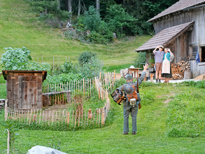 Soldat Vögeli verabschiedet sich vom Hof Sonnegg und tritt den Militärdienst an der Grenze an. FOTO: MAXIME VÖGELE Soldat Vögeli verabschiedet sich vom Hof Sonnegg und tritt den Militärdienst an der Grenze an. FOTO: MAXIME VÖGELE
