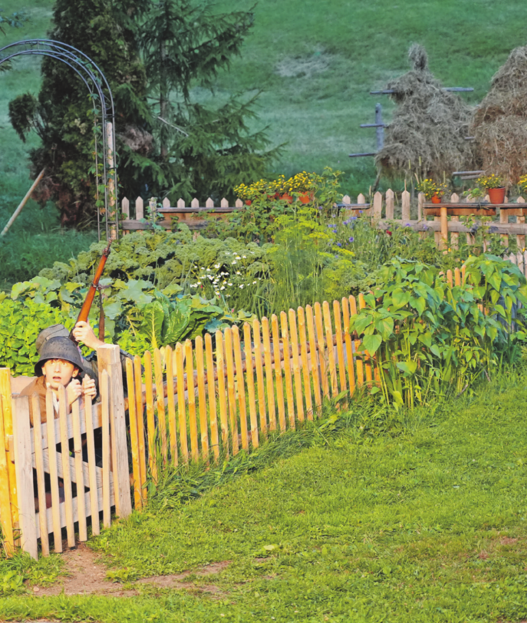 Im Garten des Pfarrers suchen Soldat Vögeli und Hilfsknecht Michi Deckung beim Alarm. FOTOS: MAXIME VÖGELE Im Garten des Pfarrers suchen Soldat Vögeli und Hilfsknecht Michi Deckung beim Alarm. FOTOS: MAXIME VÖGELE