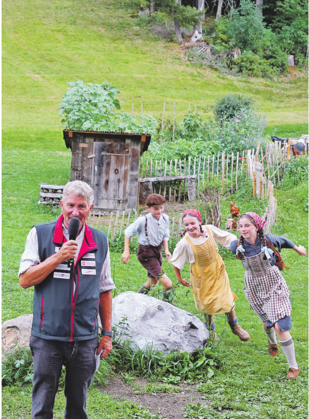 Schon bei der Ansprache des Präsidenten des Freilichttheatervereins, Jürg Domke, beleben die Kinder die Theaterkulisse. Schon bei der Ansprache des Präsidenten des Freilichttheatervereins, Jürg Domke, beleben die Kinder die Theaterkulisse.