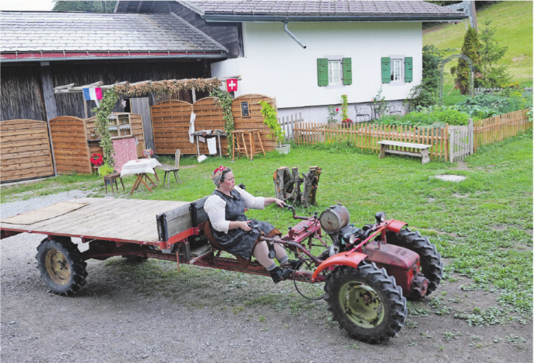 Mit dem alten Rapid kommt Vreni zum Hof Sonnegg gefahren. Mit dem alten Rapid kommt Vreni zum Hof Sonnegg gefahren.