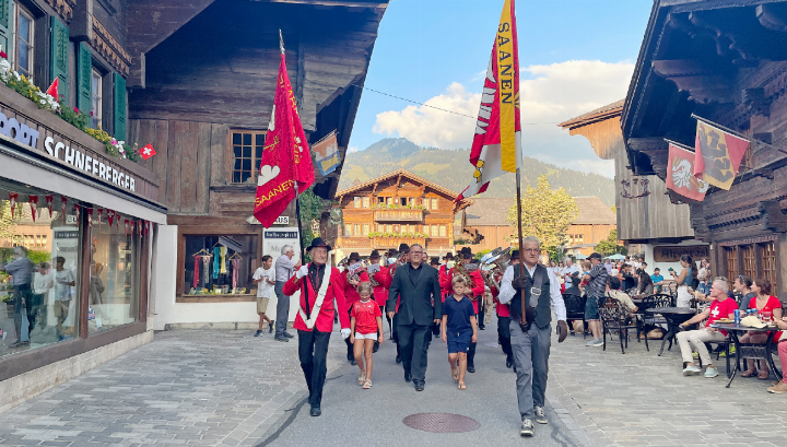 Die Brass Band «Harmonie» Saanen unter der Leitung von Michael Bach eröffnete mit dem Einmarsch den Festakt und führte am Schluss auch den Lampionumzug durchs Dorf an. FOTOS: ANITA MOSER Die Brass Band «Harmonie» Saanen unter der Leitung von Michael Bach eröffnete mit dem Einmarsch den Festakt und führte am Schluss auch den Lampionumzug durchs Dorf an. FOTOS: ANITA MOSER