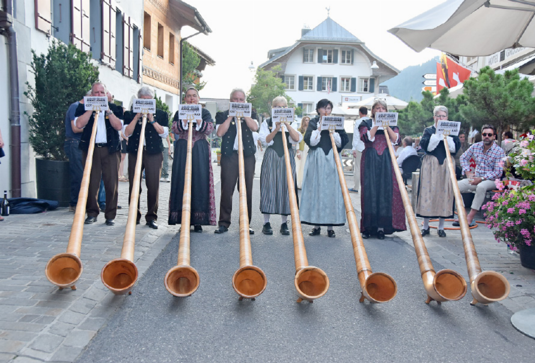 Die Alphorngruppe Gstaad sorgte während des Festaktes für musikalische Unterhaltung. Die Alphorngruppe Gstaad sorgte während des Festaktes für musikalische Unterhaltung.