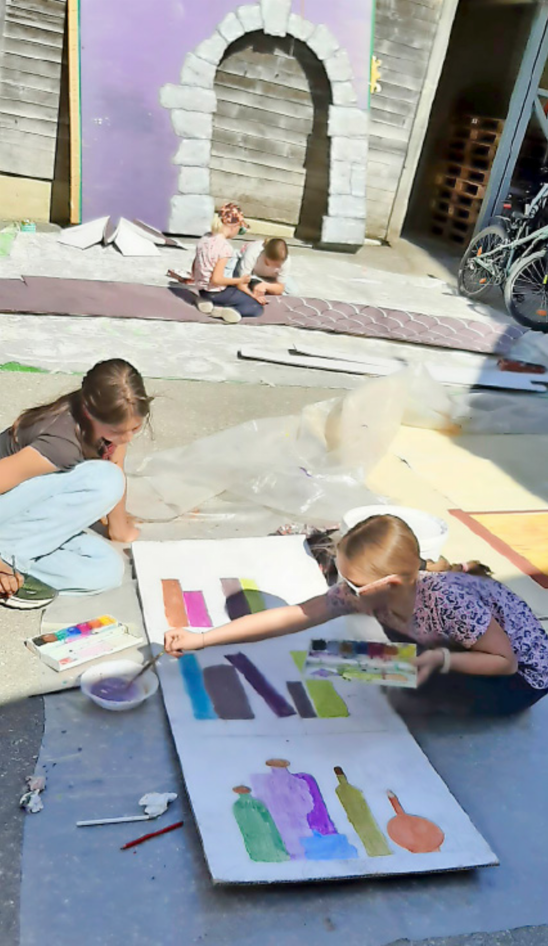 Wände, Eingangstüren und Dächer… und bald steht das erste Haus. FOTO: MARGRITH GIMMEL Wände, Eingangstüren und Dächer… und bald steht das erste Haus. FOTO: MARGRITH GIMMEL