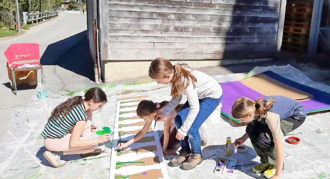 Hier entsteht ein Balkon mit kunstvollen Wiesenblumen. FOTO: MARGRITH GIMMEL Hier entsteht ein Balkon mit kunstvollen Wiesenblumen. FOTO: MARGRITH GIMMEL