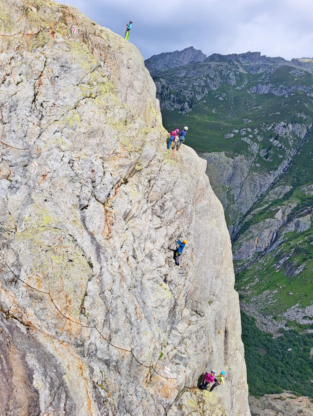 Gemeinsam hoch hinaus: Die Kinder sammeln am Fels erste Erfahrungen im Klettern und Bergsteigen. FOTOS: ZVG Gemeinsam hoch hinaus: Die Kinder sammeln am Fels erste Erfahrungen im Klettern und Bergsteigen. FOTOS: ZVG