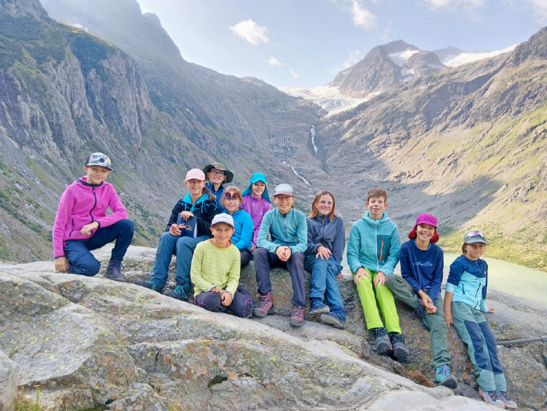Zufriedene Gesichter nach einer erlebnisreichen Woche in der Bergwelt rund um die Windegghütte. Zufriedene Gesichter nach einer erlebnisreichen Woche in der Bergwelt rund um die Windegghütte.