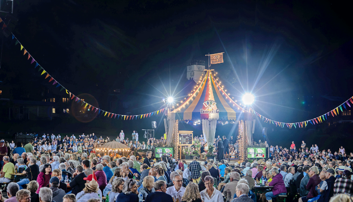 In St. Stephan zeichnete SRF eine neue Ausgabe des «Donnschtig-Jass» auf.    FOTO: NEAL SCHULER, LENK-SIMMENTAL TOURISMUS