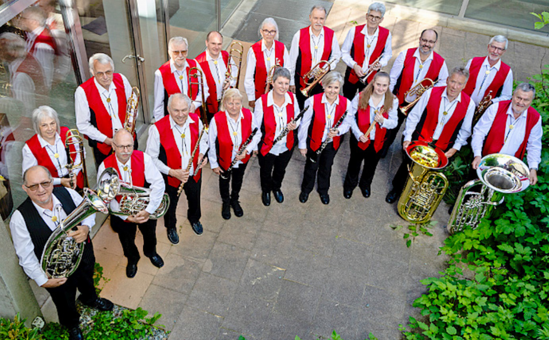 Die Brass Band «Harmonie» Saanen an der Brocante - Das Bild wird blockiert. – Möglicherweise durch einen aktiven Adblocker.