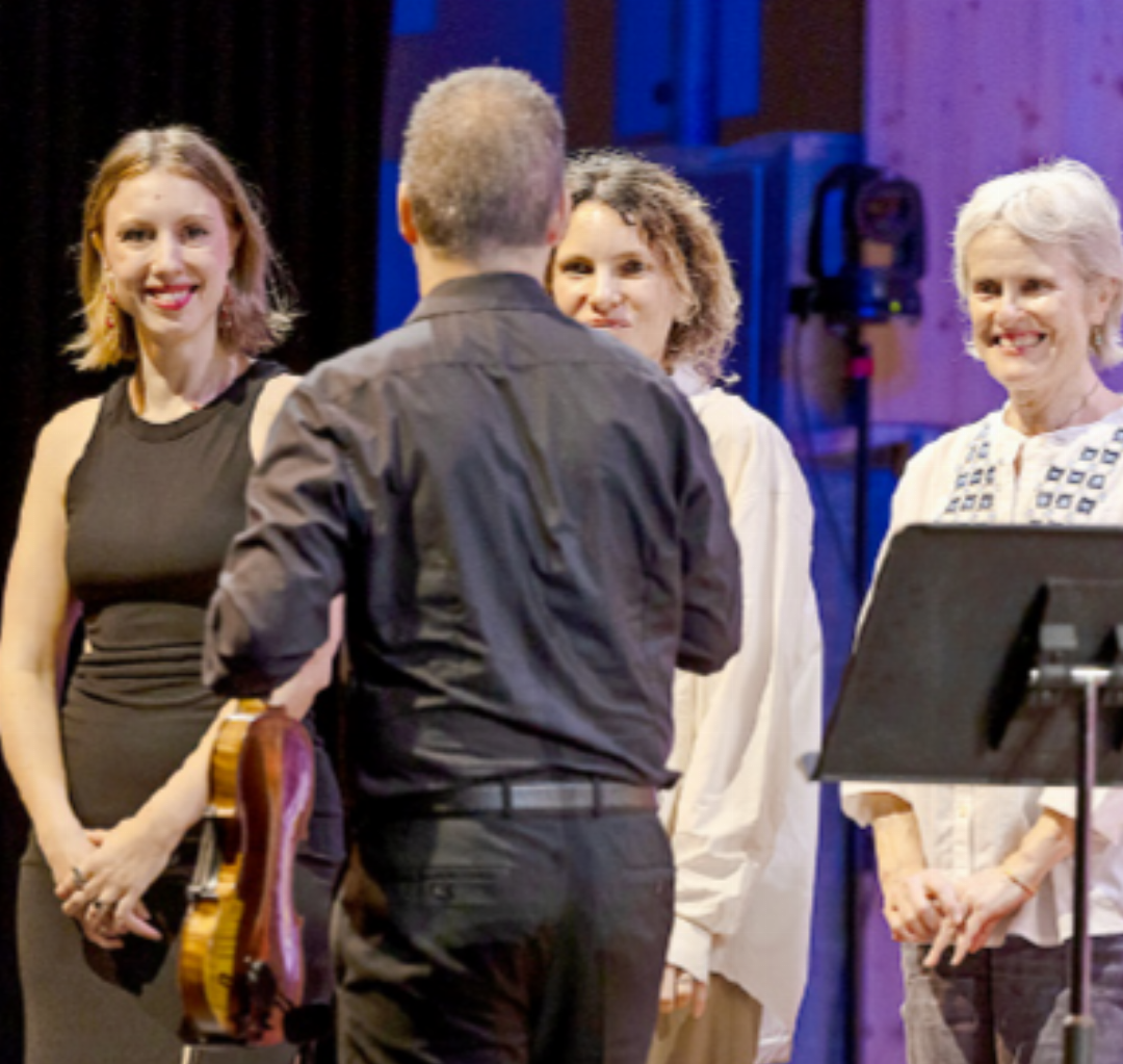 Waren bei der Aufführung anwesend: (v.l.) Videokünstlerin Anna Chocholí, Filmemacherin Manon Lutanie sowie Filmkomponistin Rachel Portman. Waren bei der Aufführung anwesend: (v.l.) Videokünstlerin Anna Chocholí, Filmemacherin Manon Lutanie sowie Filmkomponistin Rachel Portman.