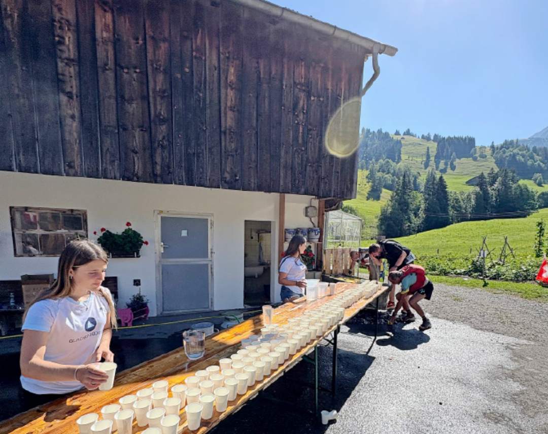 Am Streckenrand warten immer wieder Verpflegung und motivierende Worte auf die Teilnehmenden. Am Streckenrand warten immer wieder Verpflegung und motivierende Worte auf die Teilnehmenden.