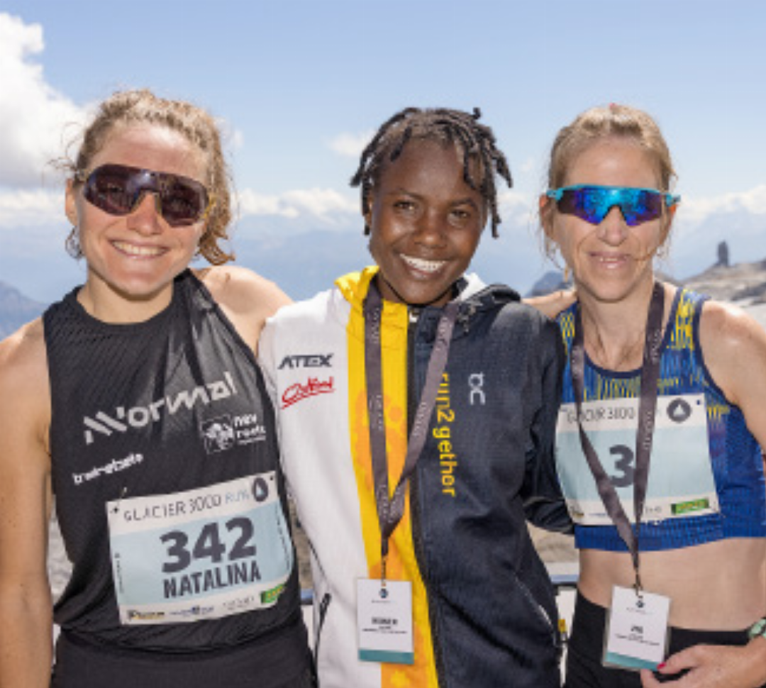 Foto: Das Podest bei den Frauen mit der Siegerin Gloria Chebet aus Kenia und den beiden Schweizerinnen Martina Strähl (rechts) auf Rang 2 und der drittplatzieren Natalina Neuenschwander (links). Foto: Das Podest bei den Frauen mit der Siegerin Gloria Chebet aus Kenia und den beiden Schweizerinnen Martina Strähl (rechts) auf Rang 2 und der drittplatzieren Natalina Neuenschwander (links).