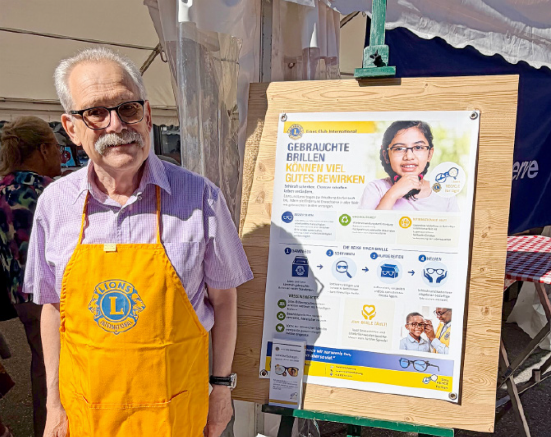 Lions-Club-Mitglied Michel A. Müller freute sich über die vielen gebrauchten Brillen. FOTO: EDWIN OEHRLI Lions-Club-Mitglied Michel A. Müller freute sich über die vielen gebrauchten Brillen. FOTO: EDWIN OEHRLI