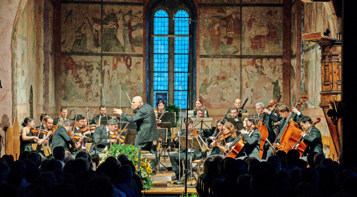 Begeisterte: das Gstaad Festival Orchestra unter der Leitung von Jaap van Zweden. FOTOS: RAPHAEL FAUX/ GSTAADPHOTOGRAPHY.COM Begeisterte: das Gstaad Festival Orchestra unter der Leitung von Jaap van Zweden. FOTOS: RAPHAEL FAUX/ GSTAADPHOTOGRAPHY.COM