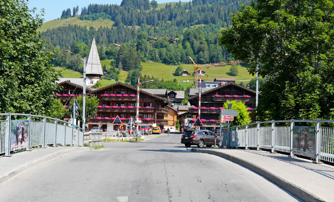 Auf der Saanen Brücke treffen Schulkinder, Tourist:innen und Verkehr aufeinander. FOTOS: MAXIME VÖGELE Auf der Saanen Brücke treffen Schulkinder, Tourist:innen und Verkehr aufeinander. FOTOS: MAXIME VÖGELE