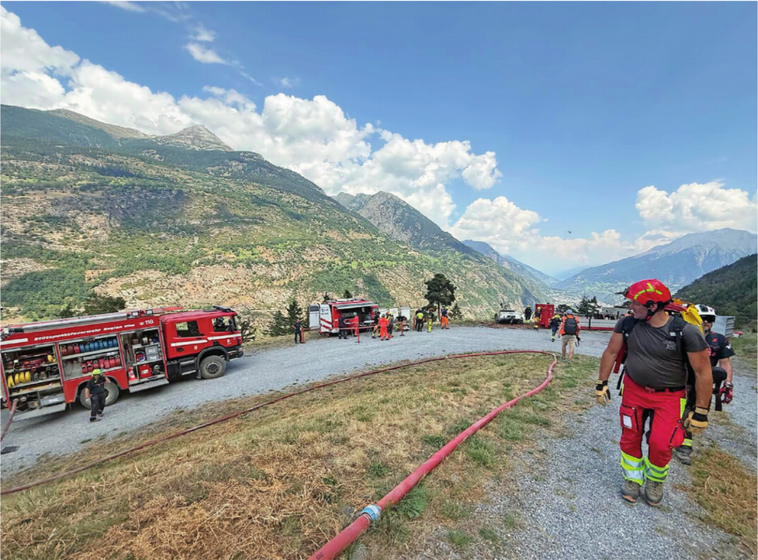 Bei der Waldbrandsimulation sind 32 Einsatzleiter von den Kantonen Bern und Wallis vor Ort. Bei der Waldbrandsimulation sind 32 Einsatzleiter von den Kantonen Bern und Wallis vor Ort.
