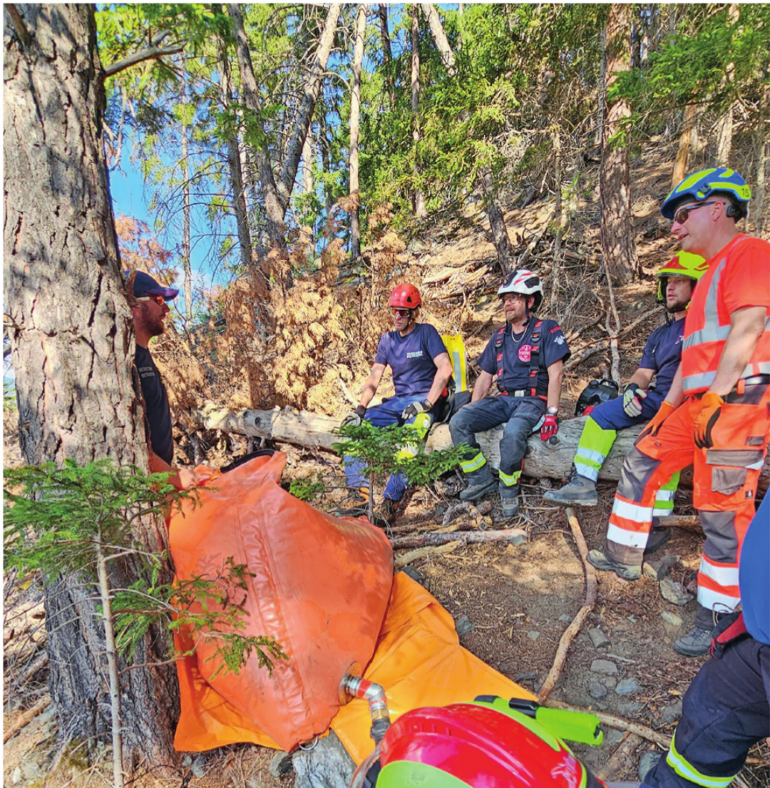 Bei Waldbränden verwenden die Feuerwehrleute spezielle Ausrüstung, zum Beispiel Wassersäcke mit einem Fassungsvermögen von bis zu 50 Litern. Wegen ihrer Form werden sie auch «Toblerone» genannt. Bei Waldbränden verwenden die Feuerwehrleute spezielle Ausrüstung, zum Beispiel Wassersäcke mit einem Fassungsvermögen von bis zu 50 Litern. Wegen ihrer Form werden sie auch «Toblerone» genannt.