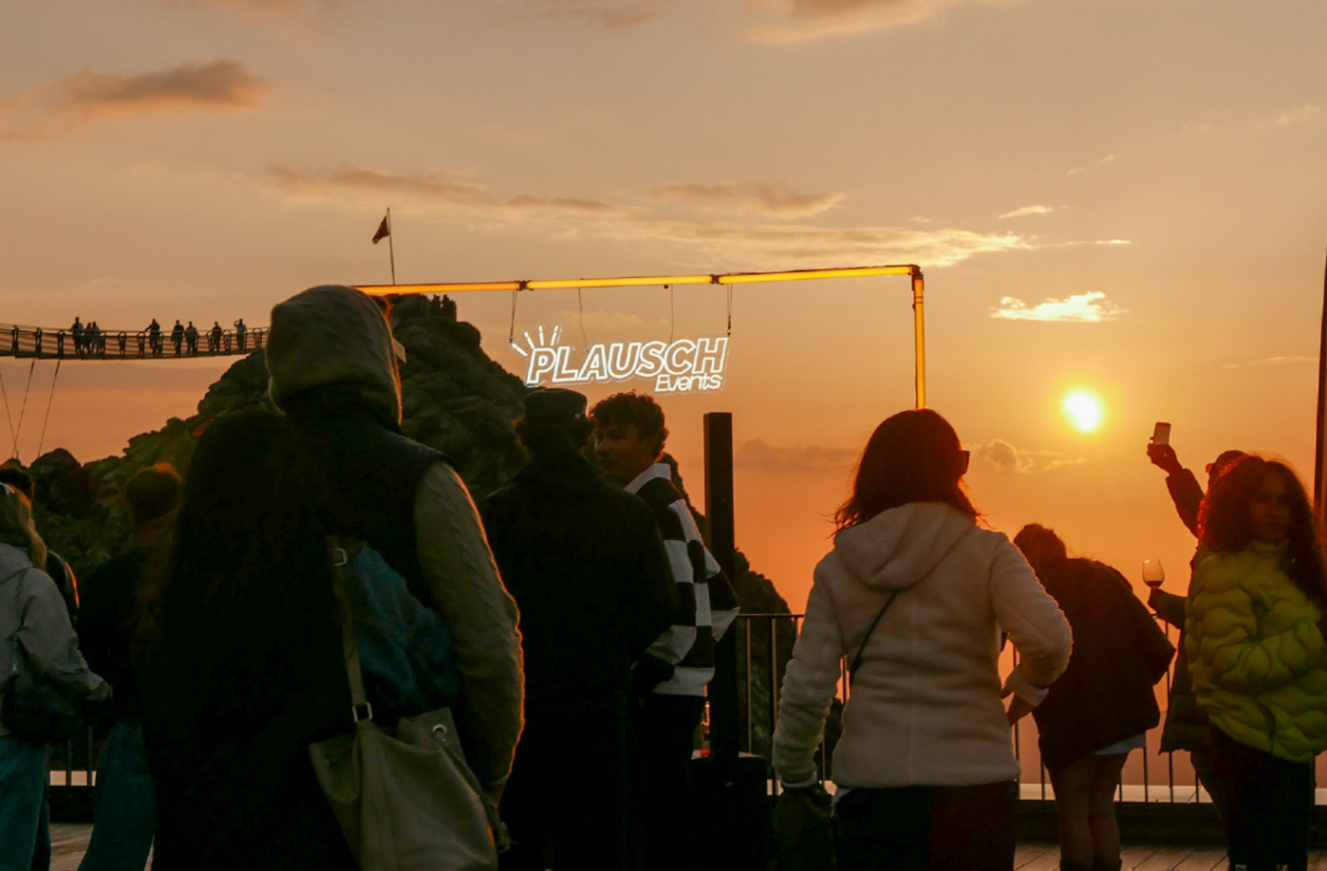 House-Musik bei Sonnenfinsternis auf 3000 m ü. M. - Das Bild wird blockiert. – Möglicherweise durch einen aktiven Adblocker.