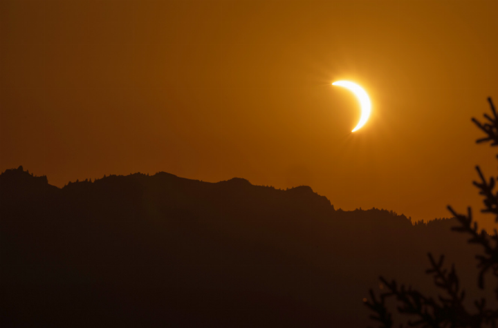 Fotos: Sonnenfinsternis hoch über Zweisimmen   FOTOS: MARCO MINNIG, ZWEISIMMEN