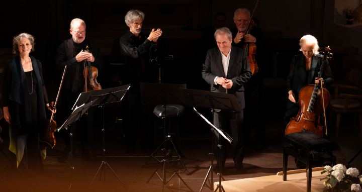 Sie begeisterten in der Kirche Lauenen: Das Brodsky Quartett zusammen mit Dimitri Ashkenazy (Dritter von links) und Jeremy Menuhin (vorne).    FOTO: MENUHIN FESTIVAL GSTAAD/RAPHAEL FAUX/GSTAADPHOTOGRAPHY.COM