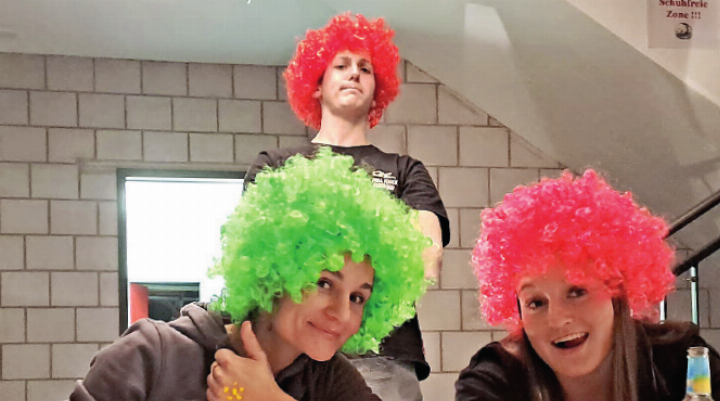 Bei der Eintrittskontrolle für die 80s & 90s Blacklight Party. FOTO: ZVG