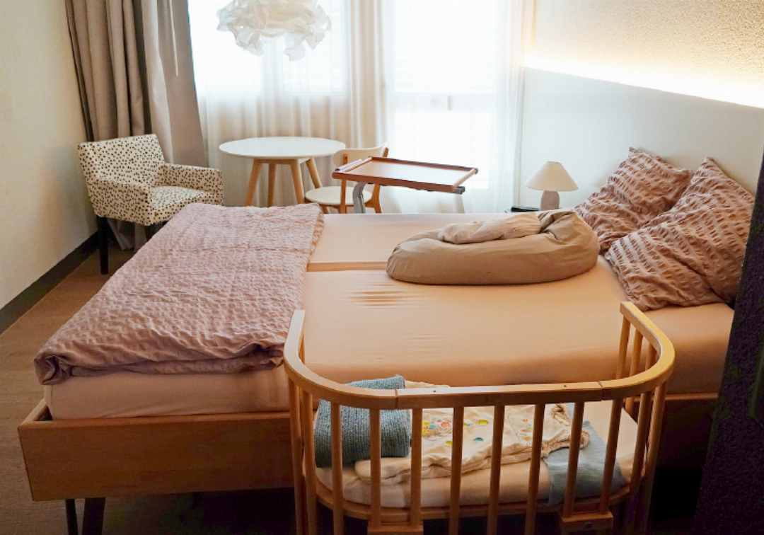 Die Wochenbettzimmer sind hell und modern, mit Platz für den Partner. Die Wochenbettzimmer sind hell und modern, mit Platz für den Partner.