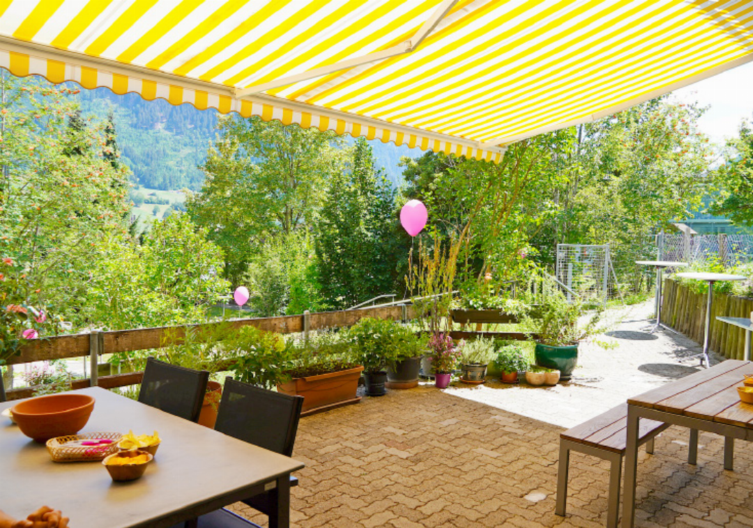 Neu gibt es auch einen Gartensitzplatz. Neu gibt es auch einen Gartensitzplatz.
