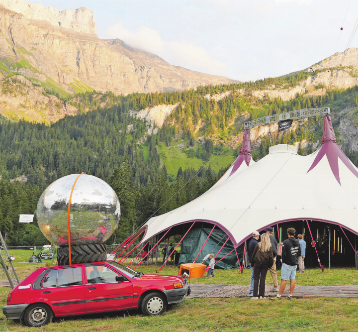 Im Zirkuszelt auf der Reusch sorgen Bands verschiedener Musikrichtungen für Livemusik am ersten Festival der Jeunesse Saanenland. FOTO: MAXIME VÖGELE Im Zirkuszelt auf der Reusch sorgen Bands verschiedener Musikrichtungen für Livemusik am ersten Festival der Jeunesse Saanenland. FOTO: MAXIME VÖGELE