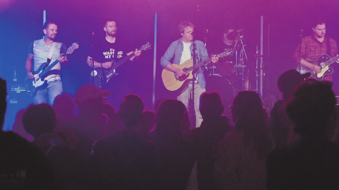 «SchoccoRocco», die Coverband aus dem Saanenland, packt das Publikum mit bekannten Hits zum Mitsingen. FOTOS: MAXIME VÖGELE «SchoccoRocco», die Coverband aus dem Saanenland, packt das Publikum mit bekannten Hits zum Mitsingen. FOTOS: MAXIME VÖGELE