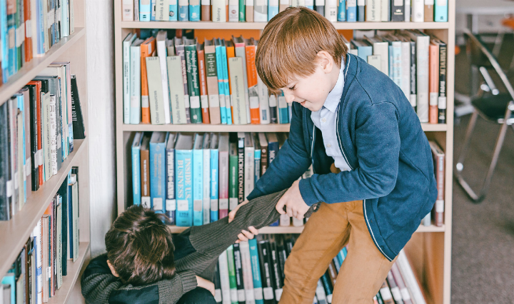 Wiederholte Übergriffe und ein Machtungleichgewicht sind typische Merkmale von Mobbing.   SYMBOLBILD: PEXELS/MIKHAIL_NILOV