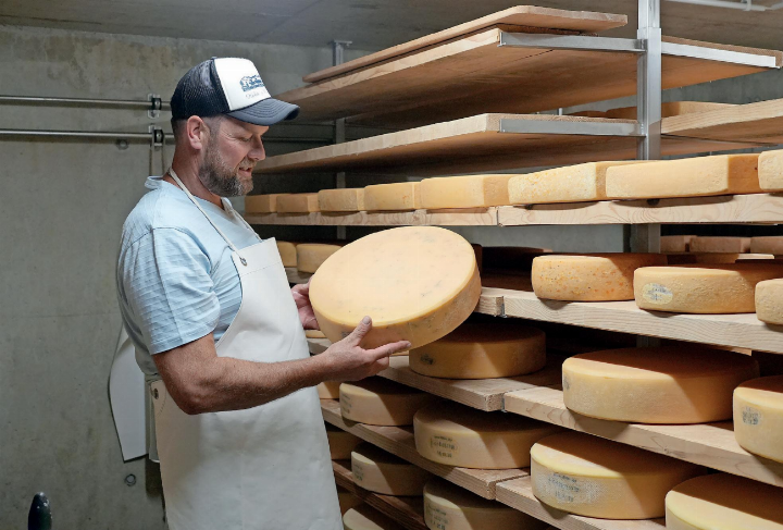 Silvan Haldi im Käsekeller auf der Arnenalp. Sein Käse hat auch beim Dreh mit Tracee Ellis Ross eine besondere Rolle gespielt. Silvan Haldi im Käsekeller auf der Arnenalp. Sein Käse hat auch beim Dreh mit Tracee Ellis Ross eine besondere Rolle gespielt.