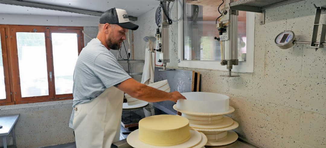 Jeden Vormittag verarbeiten Silvan Haldi mit Vater Christian mehrere Hundert Liter Milch in Alpkäse auf der Arnenalp. Jeden Vormittag verarbeiten Silvan Haldi mit Vater Christian mehrere Hundert Liter Milch in Alpkäse auf der Arnenalp.