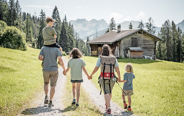 Am Samstag, 29. August, findet in der Ferienregion Gstaad der Nationale Wandertag statt.   FOTO: ©DESTINATION GSTAAD/YANNICK ROMAGNOLI
