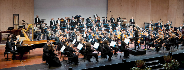 Ein Klangkörper, der sich in Gstaad zu profilieren wusste: Das Royal Danish Orchestra bei seiner Premiere am Menuhin Festival im Zelt.    FOTOS: MENUHIN FESTIVAL GSTAAD/RAPHAEL FAUX/GSTAADPHOTOGRAPHY.COM