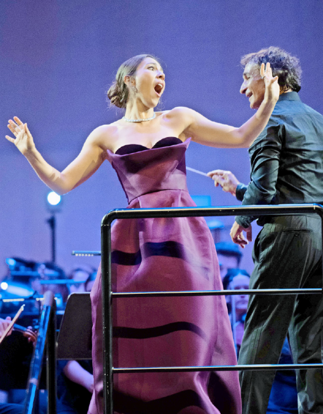Musetta (Sandra Hamaoui) mit dem Dirigenten Mauro Armiliato. Musetta (Sandra Hamaoui) mit dem Dirigenten Mauro Armiliato.