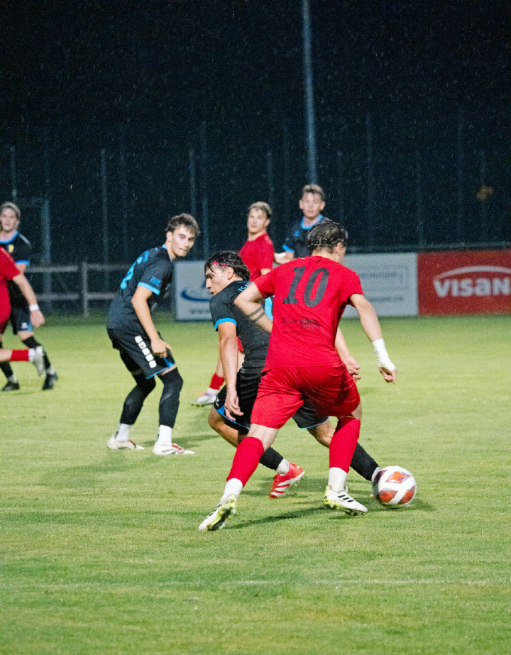 Ein Offensivspieler des Teams Simme-Saane in Aktion.    FOTO: YARA MINNIG