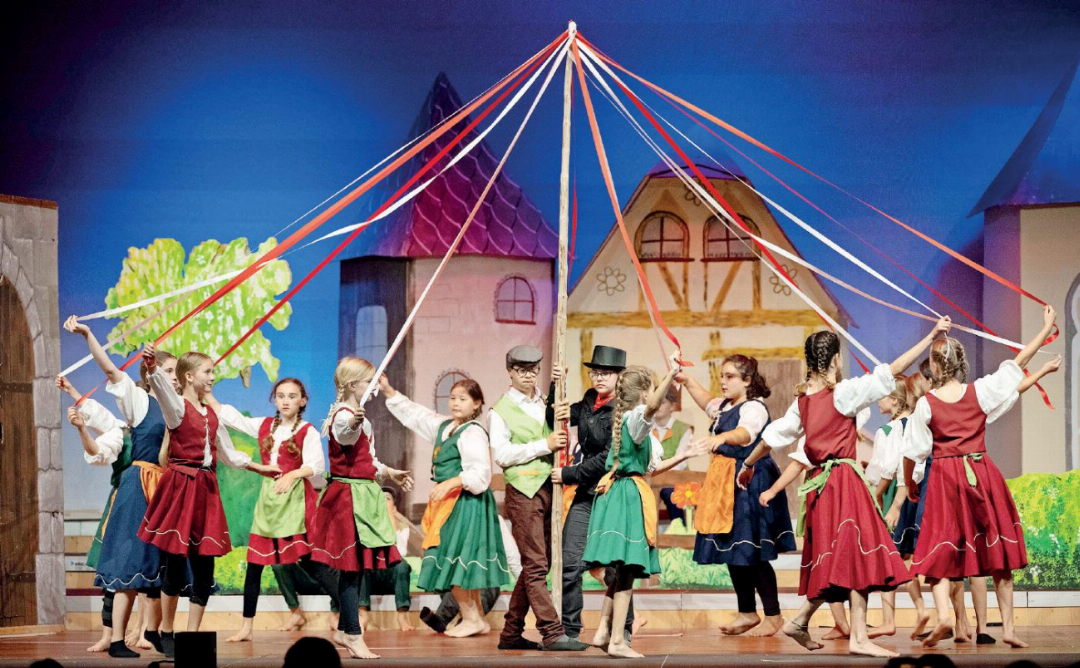 Der fröhliche Tanz um den Maibaum als Höhepunkt des Dorffestes nach dem Happy End, der Versöhnung von Franz und Swanilda. mehr liebt. Der fröhliche Tanz um den Maibaum als Höhepunkt des Dorffestes nach dem Happy End, der Versöhnung von Franz und Swanilda. mehr liebt.