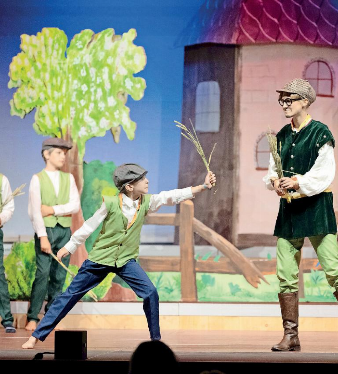 Mit seiner neuen Brille des Meisters Coppélius hat Franz nur noch Augen für Coppélia. Falls er beim Ährentanz kein Rauschen hört, ist das ein Zeichen, dass er Swanilda nicht mehr liebt. Mit seiner neuen Brille des Meisters Coppélius hat Franz nur noch Augen für Coppélia. Falls er beim Ährentanz kein Rauschen hört, ist das ein Zeichen, dass er Swanilda nicht mehr liebt.