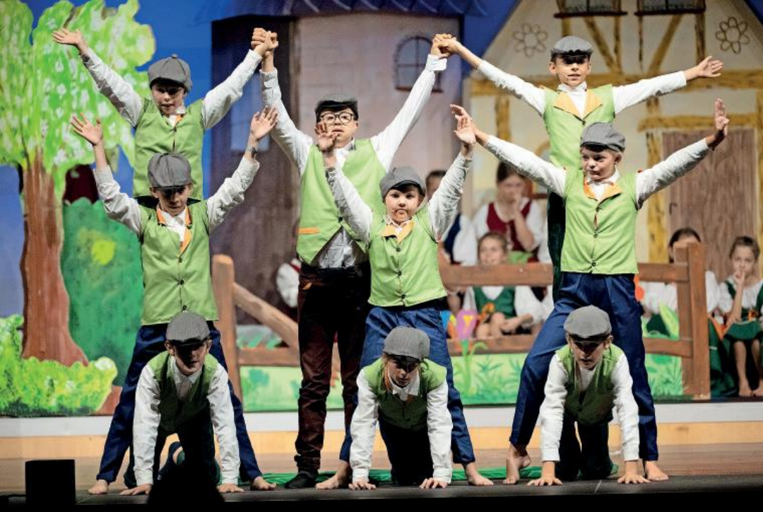 Xenia Stucki zeichnete für die Choreografien verantwortlich. Hier eine Mischung von Tanz und Gymnastik von kräftigen Kindern, jedes Einzelne wird integriert und dadurch unentbehrlich. Xenia Stucki zeichnete für die Choreografien verantwortlich. Hier eine Mischung von Tanz und Gymnastik von kräftigen Kindern, jedes Einzelne wird integriert und dadurch unentbehrlich.