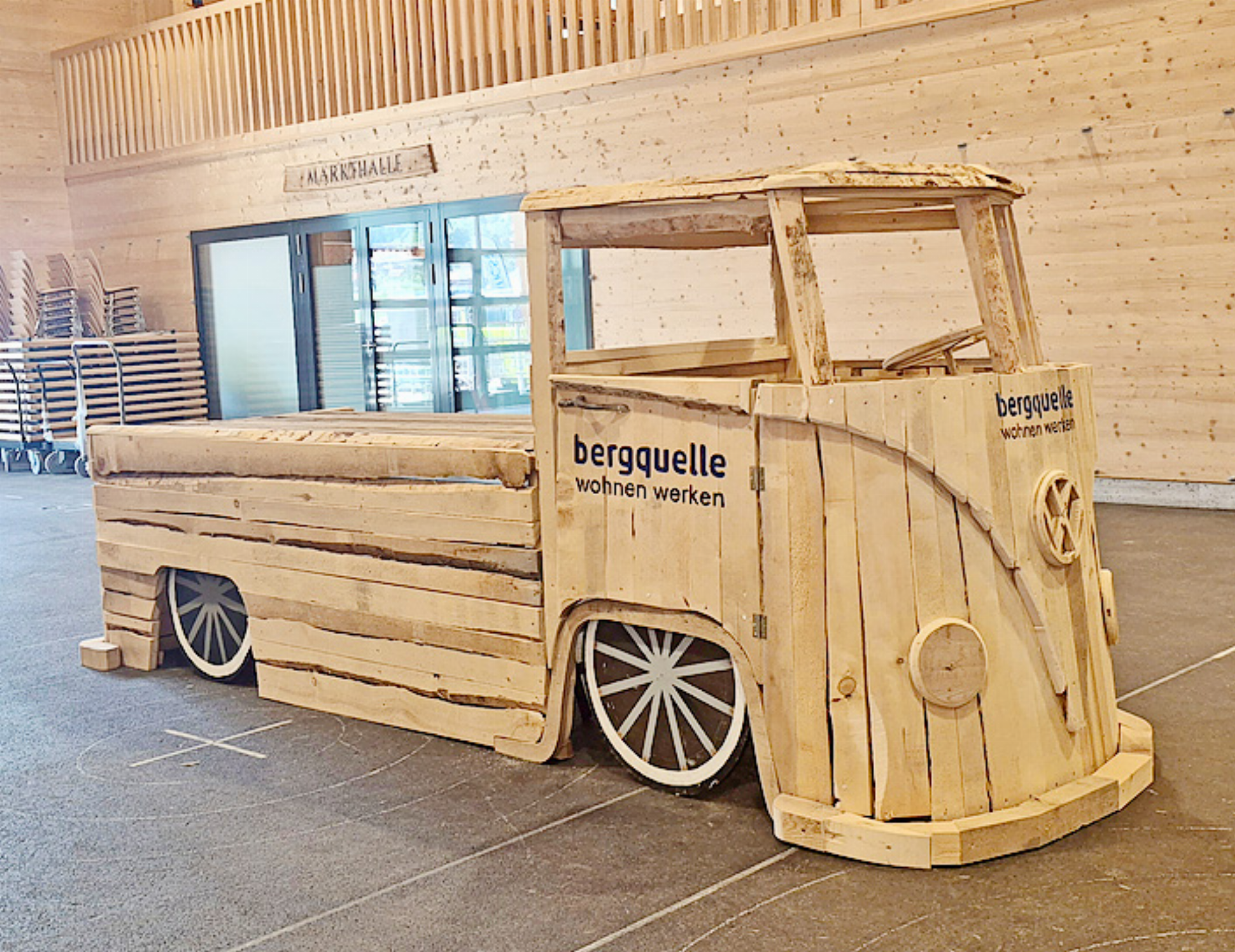 Der Bergquelle-VW-Bus aus Holz sucht ein neues Zuhause - Das Bild wird blockiert. – Möglicherweise durch einen aktiven Adblocker.