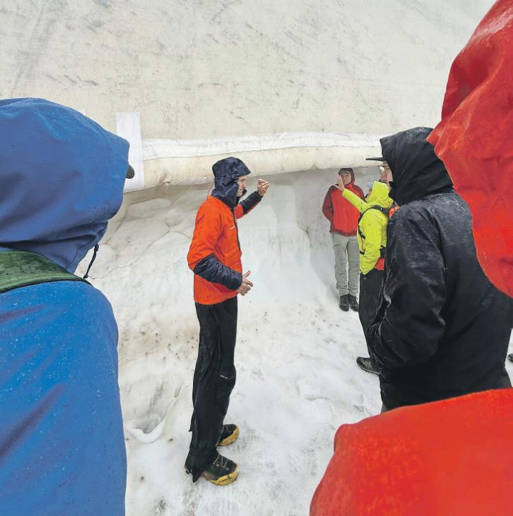 Matthias Huss vor einem der Schneedepots: Diese dienen nur der Übersommerung des Schnees aus dem vergangenen Winter für den Skibetrieb, nicht aber dem Erhalt des Gletschers. Matthias Huss vor einem der Schneedepots: Diese dienen nur der Übersommerung des Schnees aus dem vergangenen Winter für den Skibetrieb, nicht aber dem Erhalt des Gletschers.