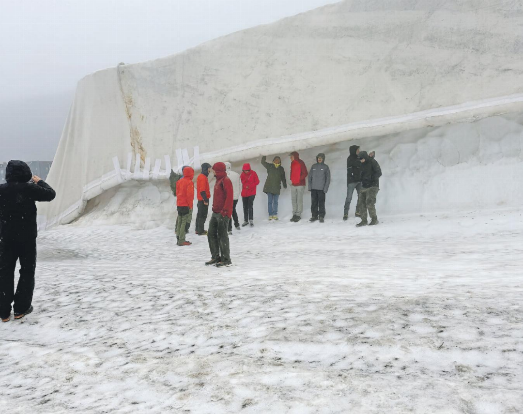Bei einem der Schneedepots berichtet Dr. Matthias Huss über die Folgen des Gletscherschwunds. FOTOS: ZVG Bei einem der Schneedepots berichtet Dr. Matthias Huss über die Folgen des Gletscherschwunds. FOTOS: ZVG
