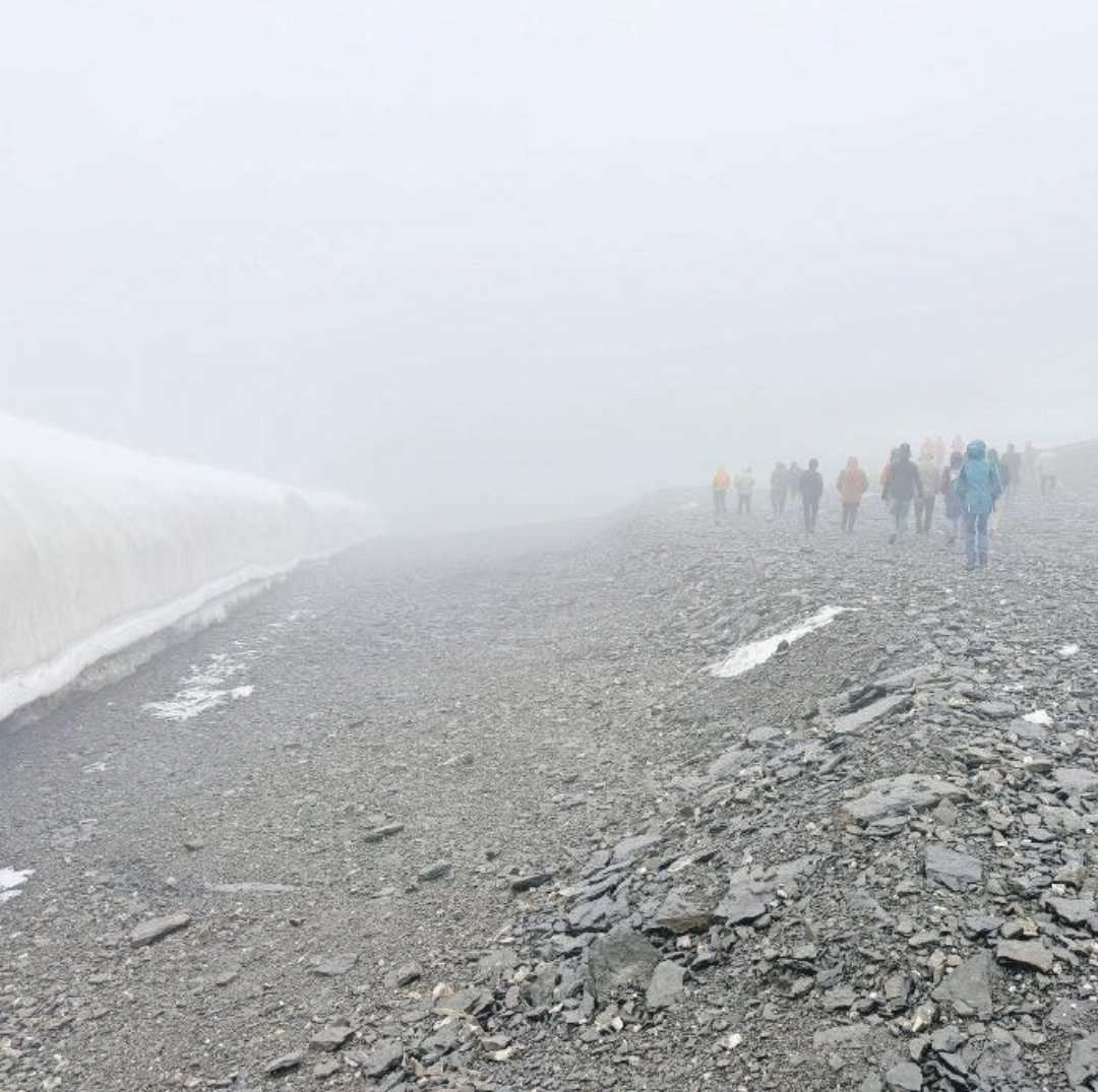 Zu Fuss ging es vorbei an den abgedeckten Schneedepots zum schneefreien Gletscher. Zu Fuss ging es vorbei an den abgedeckten Schneedepots zum schneefreien Gletscher.