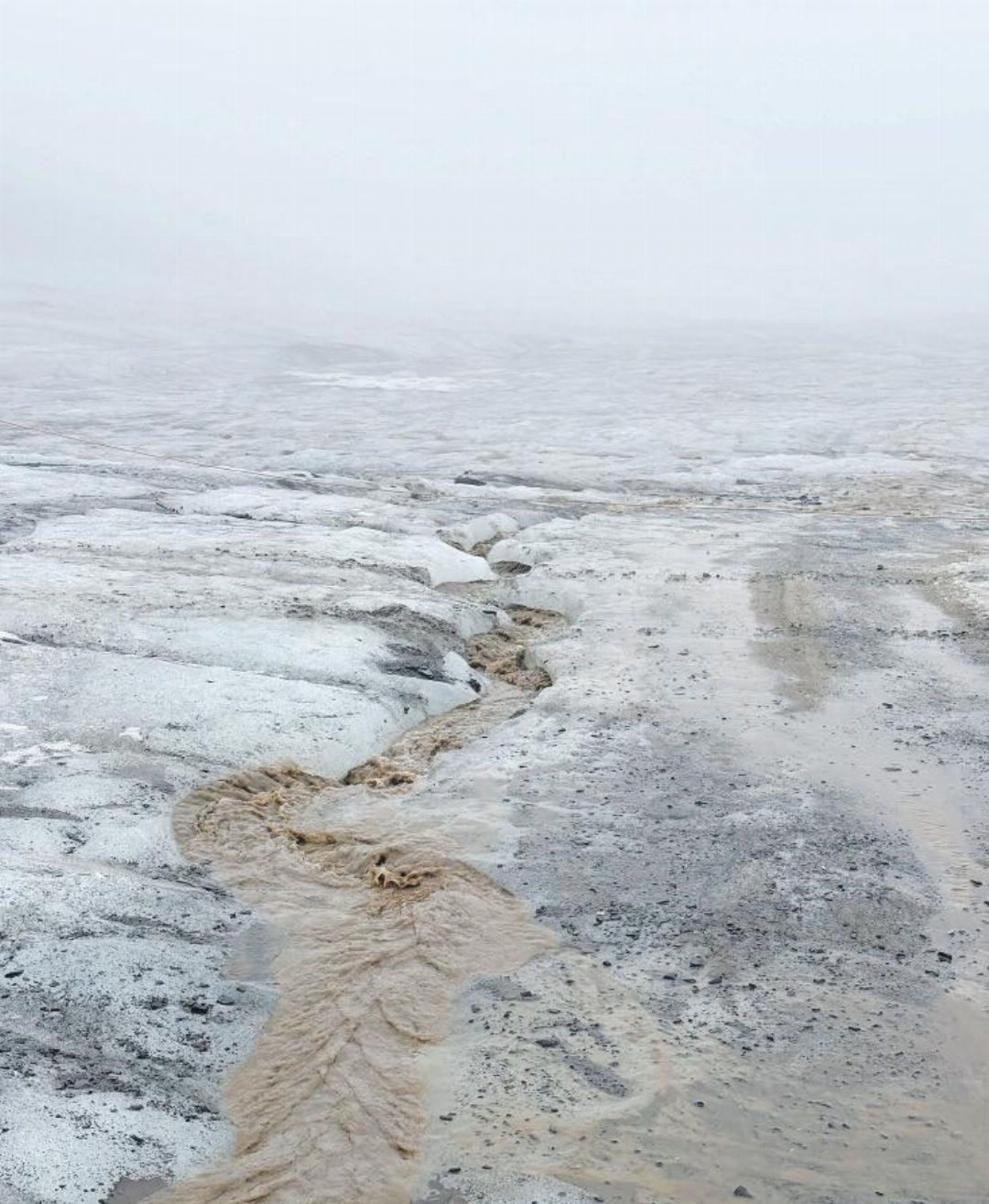 Schmelzwasser fl iesst über das Gletscherplateau des Scex Rouge. Schmelzwasser fl iesst über das Gletscherplateau des Scex Rouge.