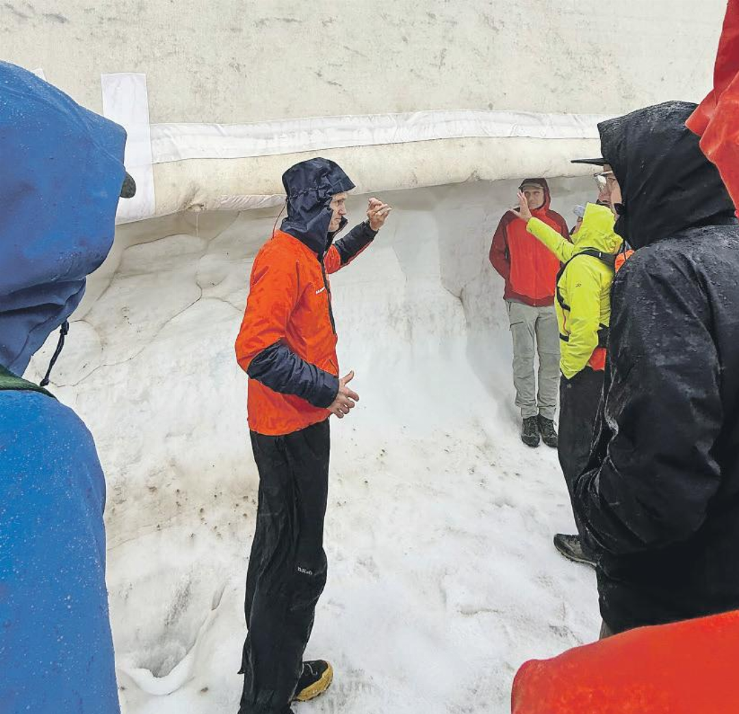 Dr. Matthias Huss, Gletscherforscher an der ETH Zürich, führte den Wissenschaftsspaziergang auf dem Glacier 3000. FOTO: IMPACT GSTAAD Dr. Matthias Huss, Gletscherforscher an der ETH Zürich, führte den Wissenschaftsspaziergang auf dem Glacier 3000. FOTO: IMPACT GSTAAD